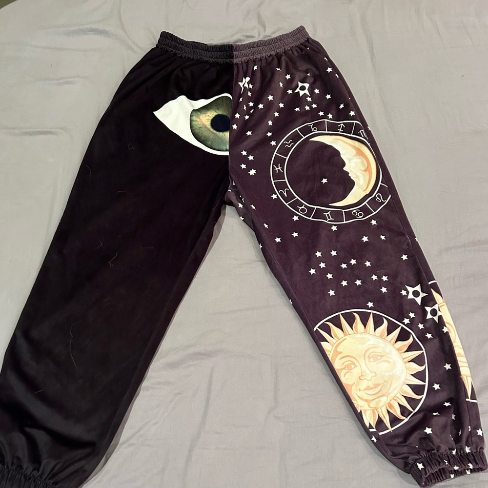 Split design sweatpants.